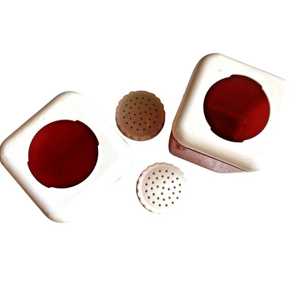 Vintage 1940's Red & White Plastic Salt & Pepper Shakers LUSTRO WARE Kitchen Set - Picture 5 of 9
